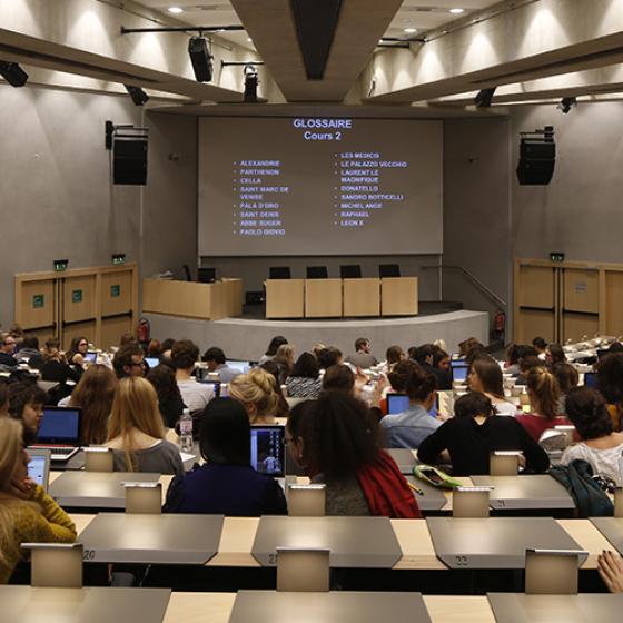 Étudiants dans un amphithéâtre